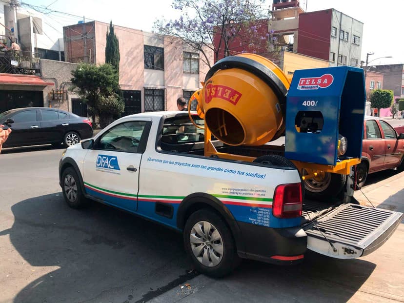 Equipo trabajando en obra