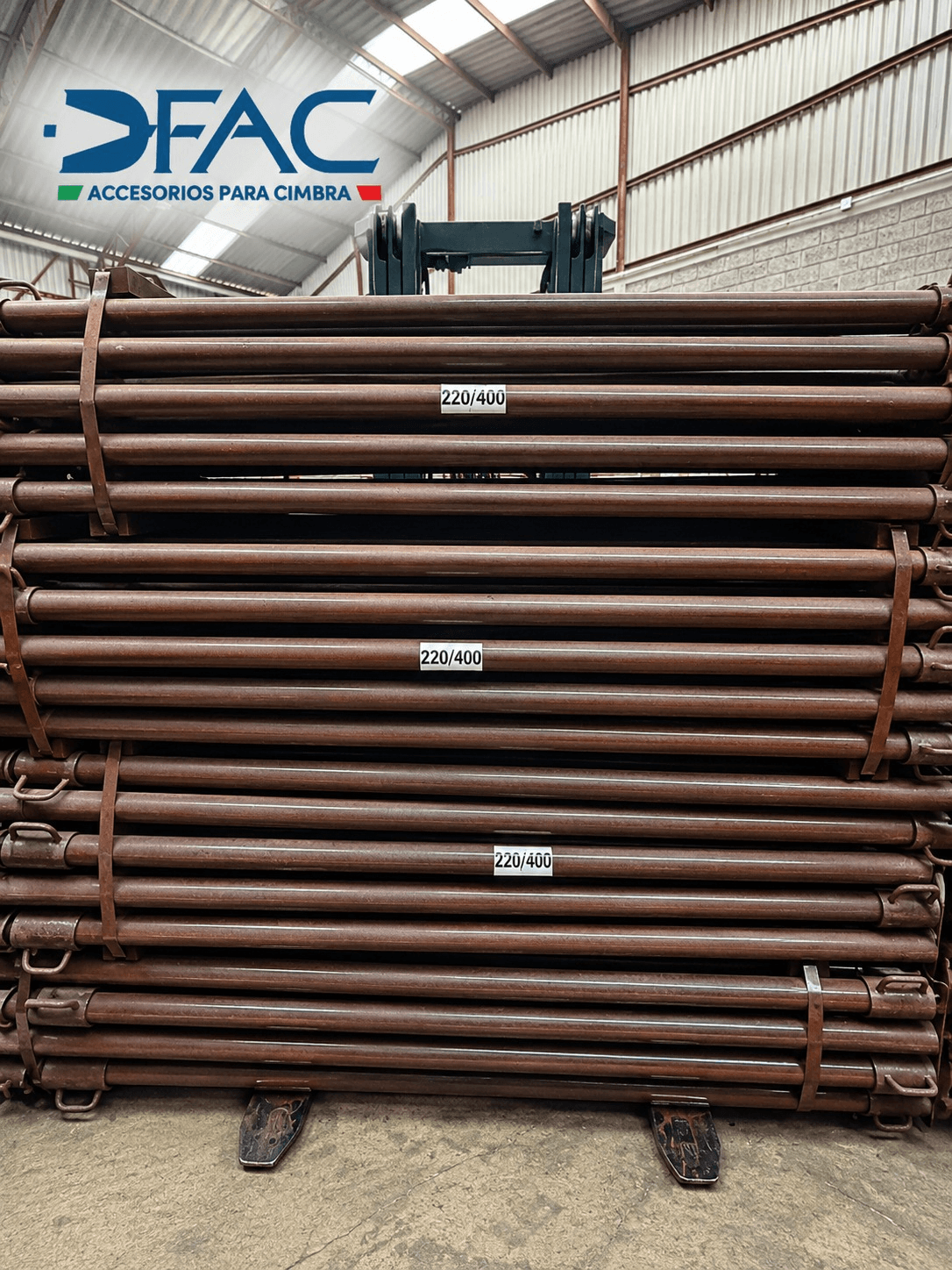 Puntales metálicos extensibles italianos modelo 220/400 apilados en bodega DFAC