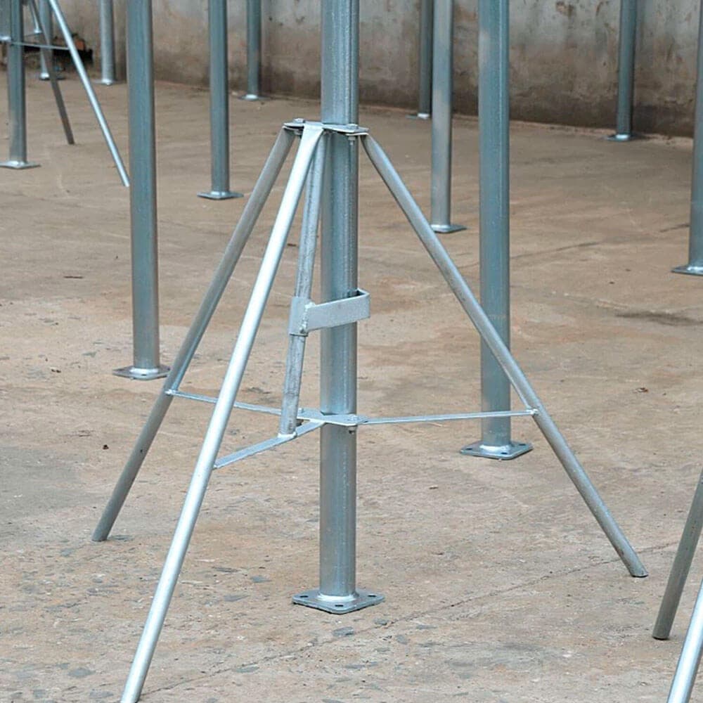 Base estabilizadora tripié instalada en pie derecho en obra
